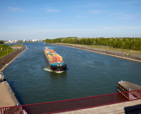 Gut verbunden über Kanäle, Flüsse und Güterhäfen.